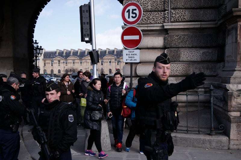 Γαλλία: Τρομοκρατικού χαρακτήρα η επίθεση στο Λούβρο – Ο δράστης φώναζε «Αλλάχου Ακμπάρ»